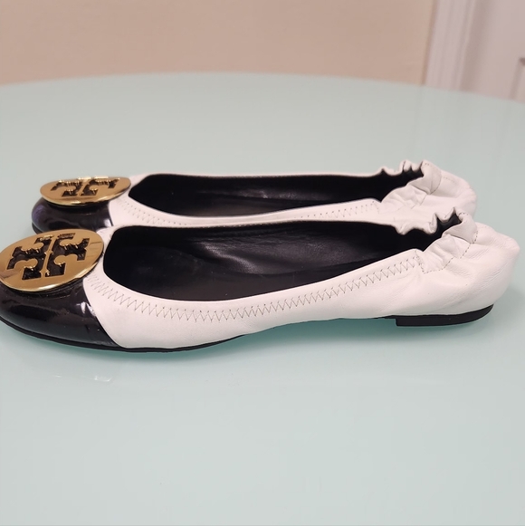 Tory Burch Black and White Flats with Gold Logo GREAT CONDITIONS - Picture 2 of 11